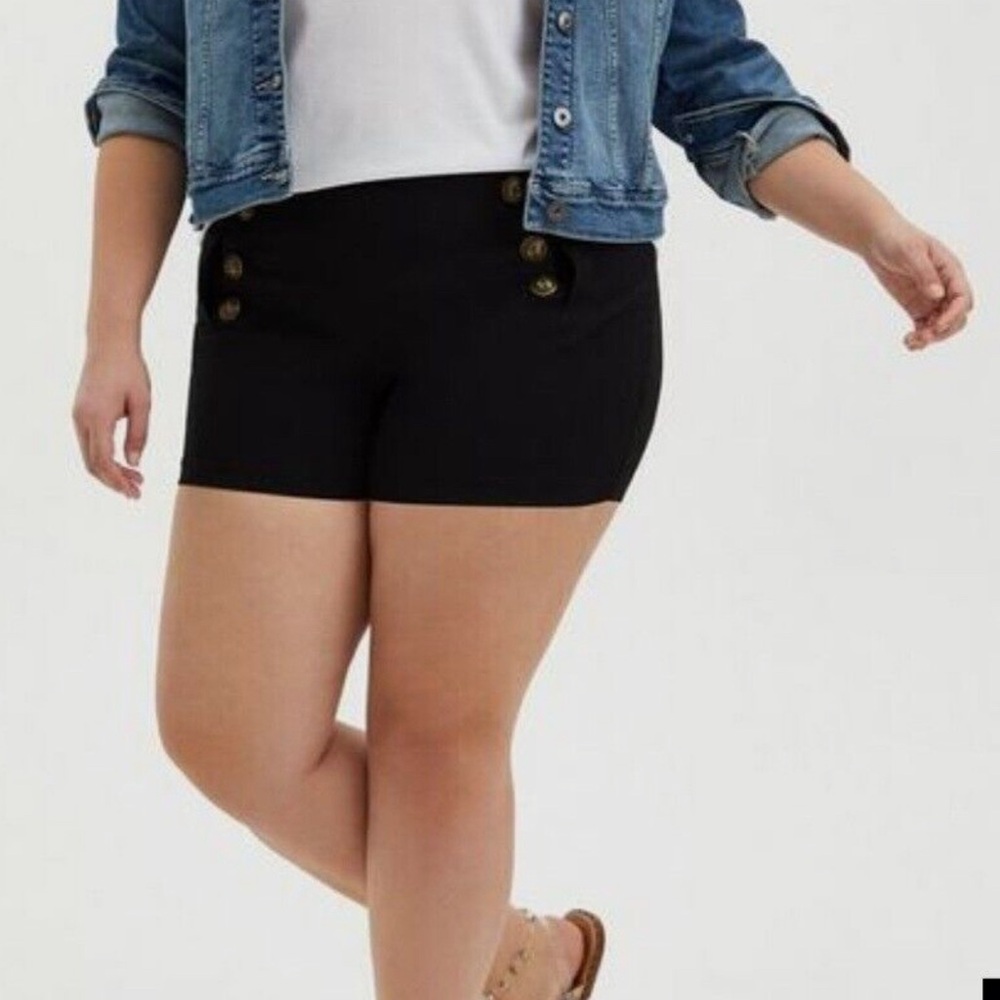 NWT Torrid Plus Size 22 Black Button High Rise Short Nautical